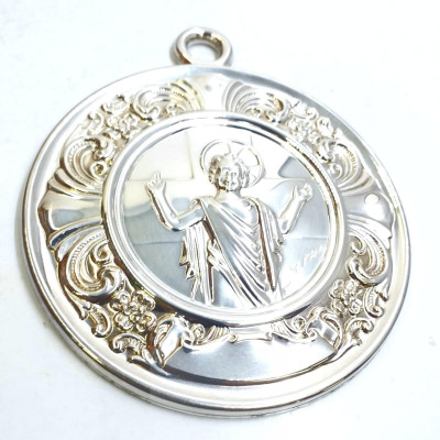 MEDALLA CUNA PLATA NIÑO EN ORACION