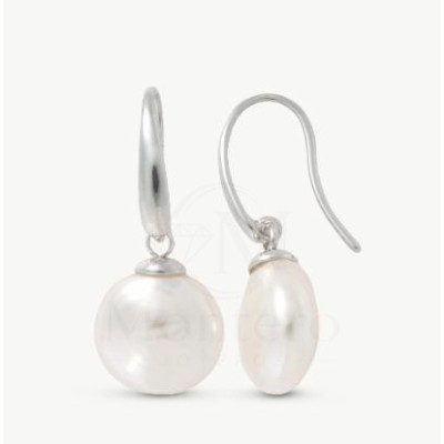 Pendientes cortos con cierre de gancho. Hechos en plata, con perlas en forma de pastilla oval blanca de 12mm.