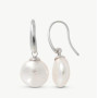 Pendientes cortos con cierre de gancho. Hechos en plata, con perlas en forma de pastilla oval blanca de 12mm.