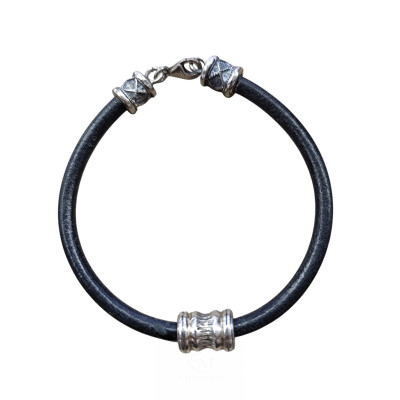 Pulsera Cuero Negro Detalles Plata