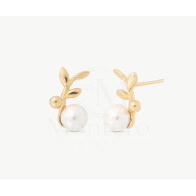 Pendientes cortos con pincho en plata bañada en oro de 18k con perla redonda blanca de 6mm.